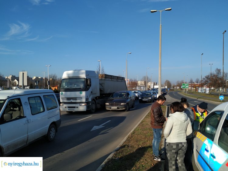 Percekkel a Törzs utcai karambol után újra ütközött két jármű a helyszínen