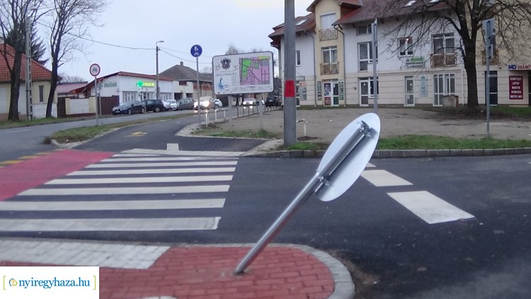 Egyszerre két közlekedési táblát is kivitt egy autós - Elhajtott