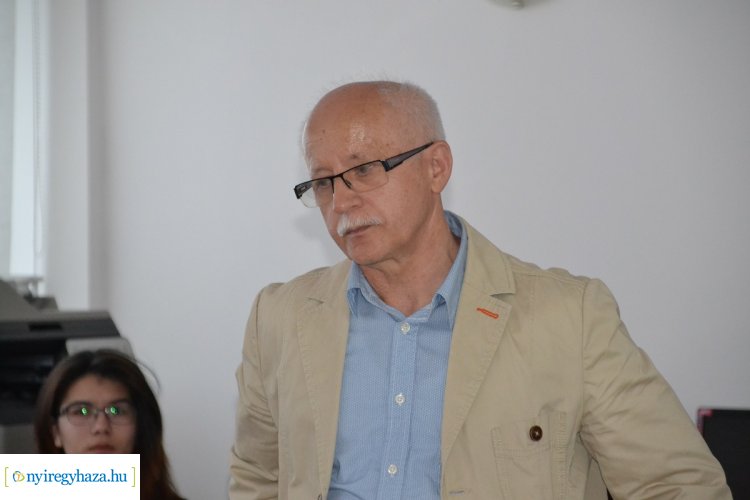 Minden hónap első keddjén tart fogadóórát Dr. Ujhelyi János, önkormányzati képviselő