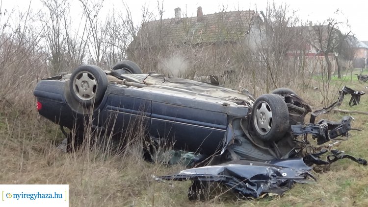 Súlyos baleset történt Geszteréden, életveszélyesen megsérült a sofőr – Helyszíni fotók!