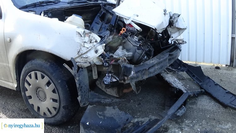 Vonatnak ütközött egy autó Nyíregyházán, a sofőr elhagyta a baleset helyszínét