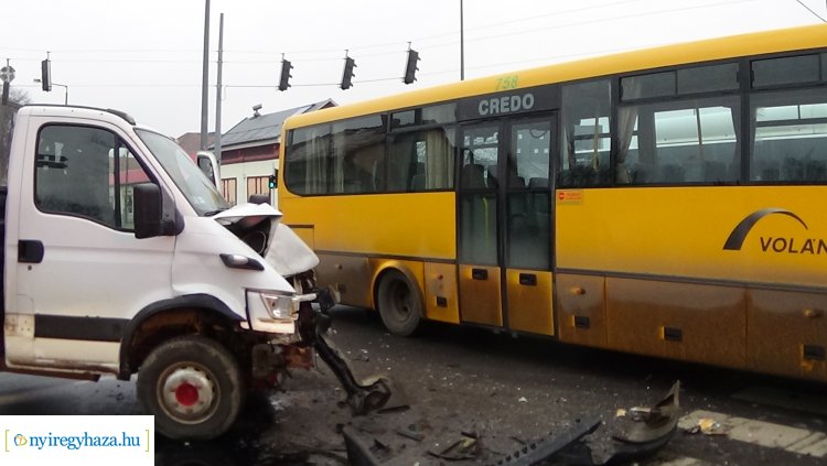 Friss! Autóbusz és teherautó ütközött a belvárosban, többmilliós az anyagi kár