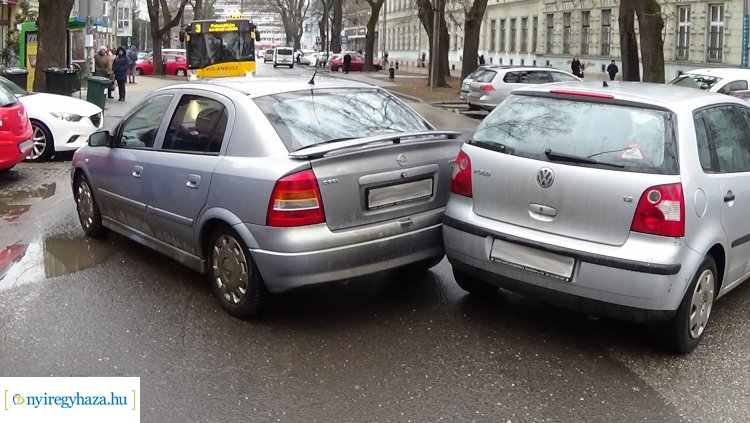 Két parkolóhelyről tolató autó ütközött össze Nyíregyházán, a Szarvas utcán