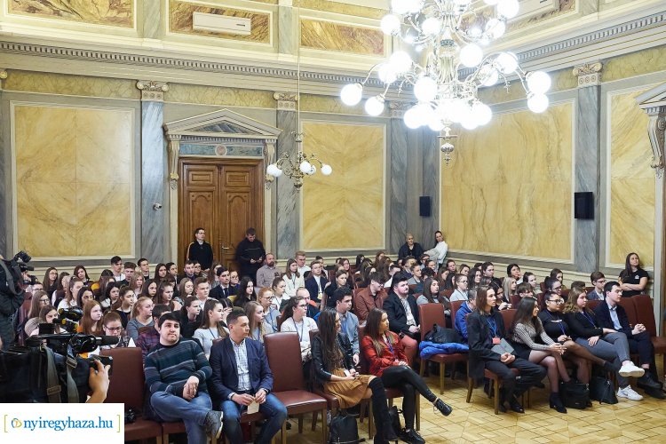 Negyedik Városi Diákparlament – 21 iskolából közel 100 diák részvételével rendezték meg