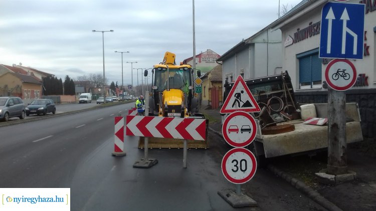 Sebességkorlátozás és útszűkület – Közműfeltárási munkákat végeznek a Debreceni útnál