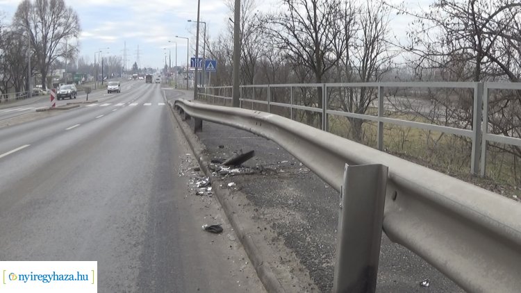 KRESZ-táblát tört és korlátnak csapódott egy sofőr a Debreceni út bevezető szakaszán