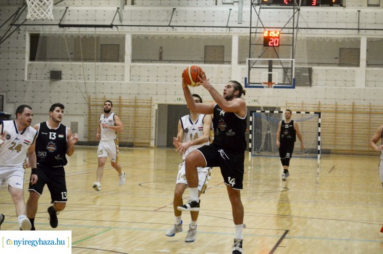 Simán nyert a NYÍKSE - Az NB-II-es kosárlabda együttes száz pont fölé jutott hazai pályán