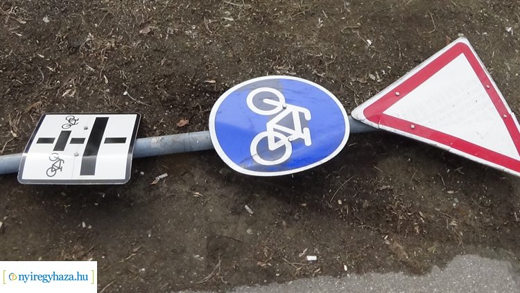 KRESZ-táblákat tartó oszlopot tört ki egy jármű a Széchenyi utcán – A sofőr elhajtott 