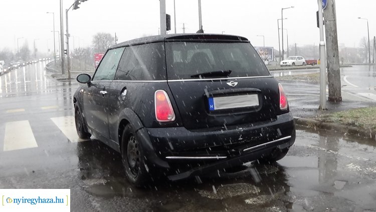 Belehajtott egy lámpánál álló járműbe egy személygépkocsi, majd elhajtott a helyszínről