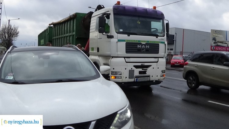 Szabálytalanul váltott sávot egy sofőr,  pótkocsis teherautónak ütközött a Debreceni úton