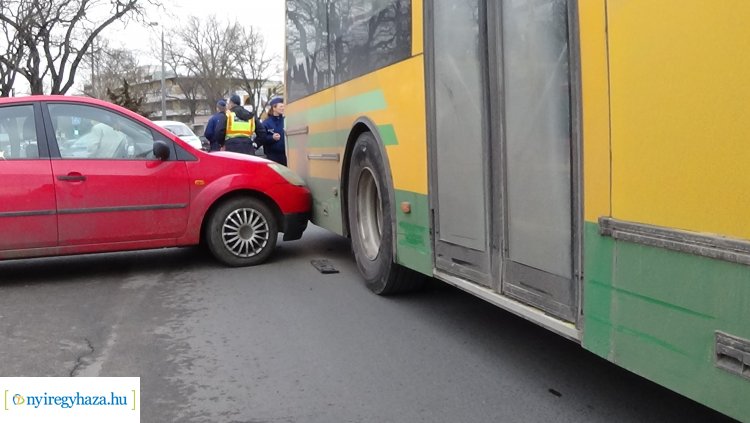 Autóbusszal ütközött egy személygépkocsi a Kállói út és az Ady Endre utca csomópontjánál