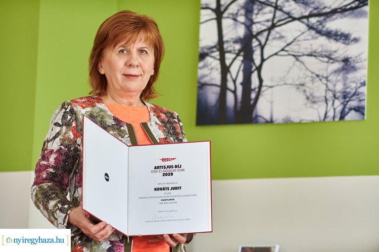 Artisjus-díjat kapott a nyíregyházi írónő, Kováts Judit – Gratulálunk!