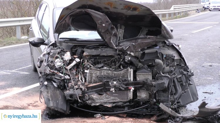 Megrázó felvételek a kékcsei balesetről – Feszítővágóval szabadították ki az utasokat