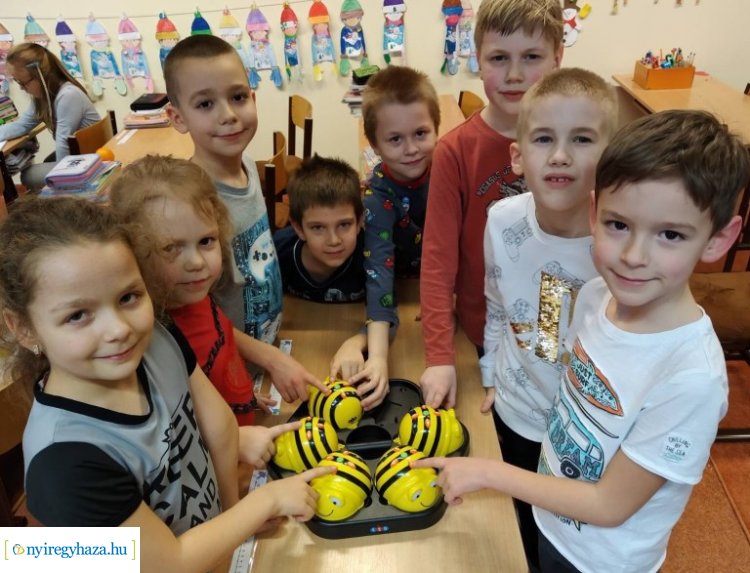 Zümivel még a tanulás is könnyebb a Szent Imrében –  Az első robotméhecskék már berepültek