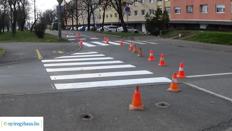 Burkolati jeleket festenek szerte Nyíregyházán – A Korányin kezdték a munkálatokat