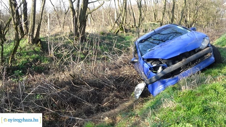 Megcsúszott egy személyautó Kótaj és Kemecse között, egy sérült kórházban