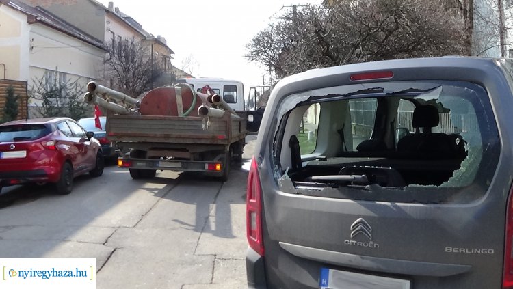Parkoló személyautónak ütközött egy teherautó a Színház utcán, jelentős az anyagi kár