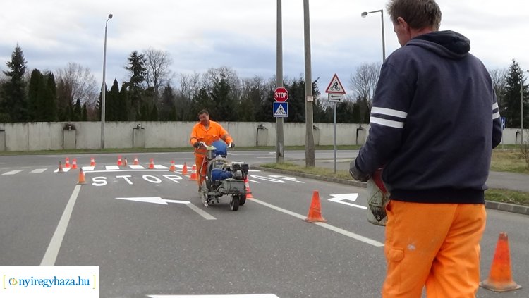 A Garibaldi és a Krúdy Gyula utcán megkezdődött a burkolati jelek festése