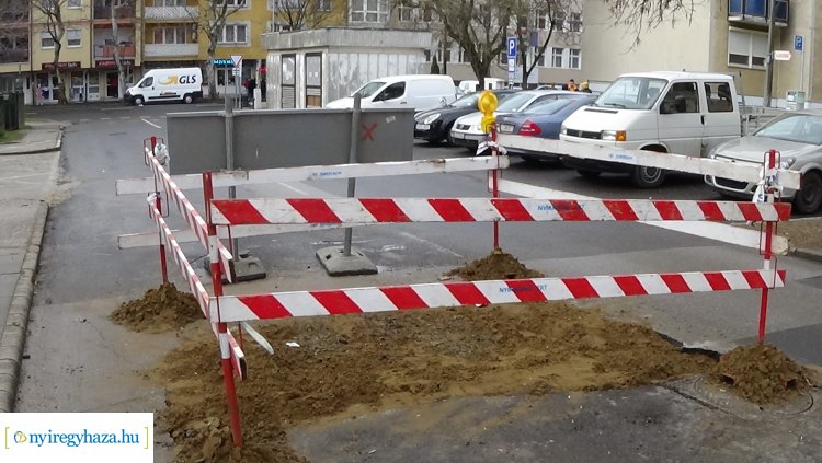 A Holló utcán dolgoznak a Nyírségvíz munkatársai, forgalomkorlátozás mellett