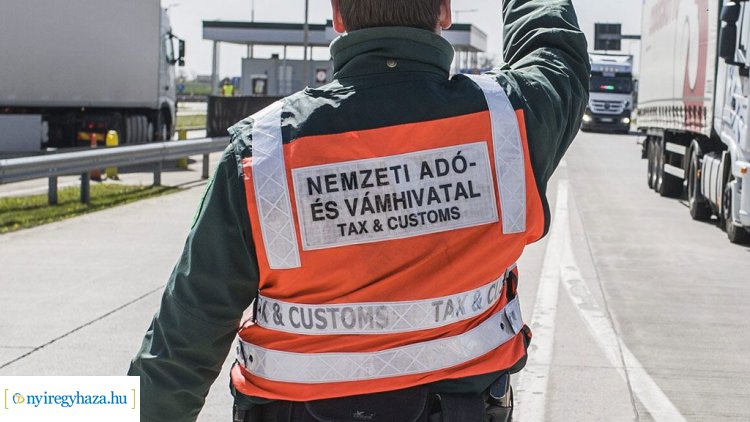 Szalmabálákba rejtették a vágott dohányt – 42 kilogramm csempészárut foglaltak le