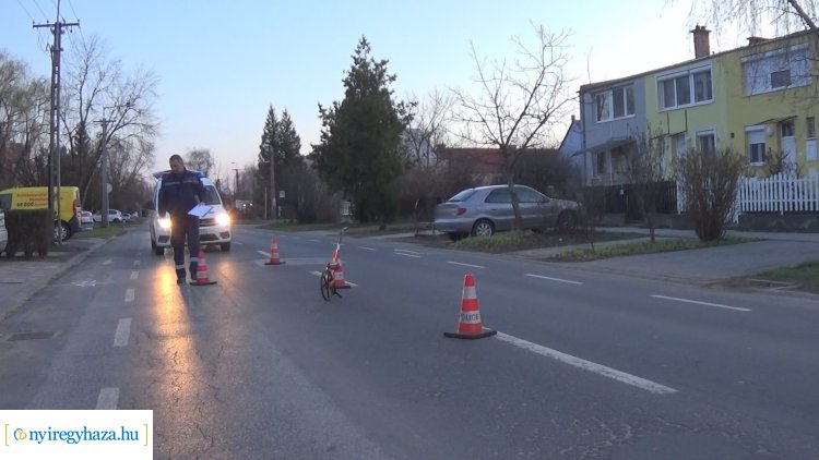 Kapubejárójába akart befordulni, elütötte az őt előző motorost
