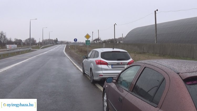 Ráfutásos baleset történt a 338-as főút egyik körforgalmában