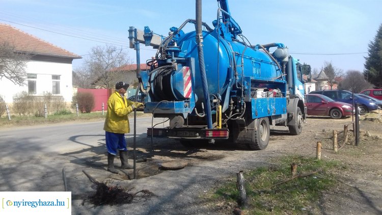 Megkezdték a csapadékvíz elvezető csatornák tisztítását a Zimonyi utcán