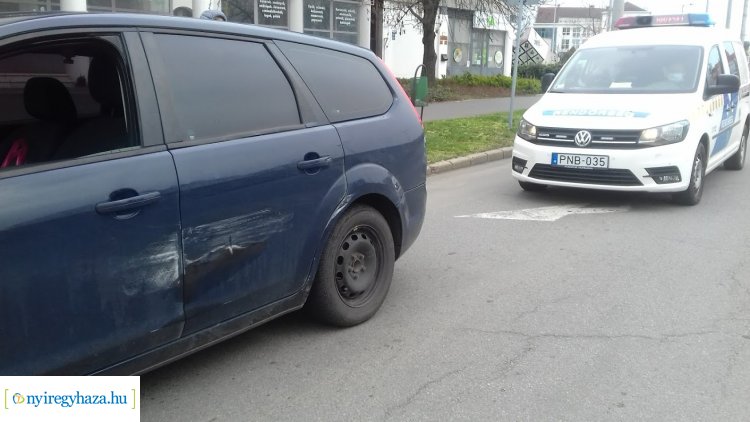 Szabálytalan sávváltás okozott balesetet a Rákóczi és a Vasvári Pál utca kereszteződésében