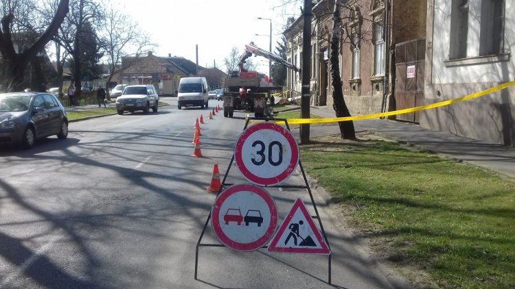 Villanyoszlopokat cserélnek szerte a városban – Ma a Kossuth utcán volt a sor!