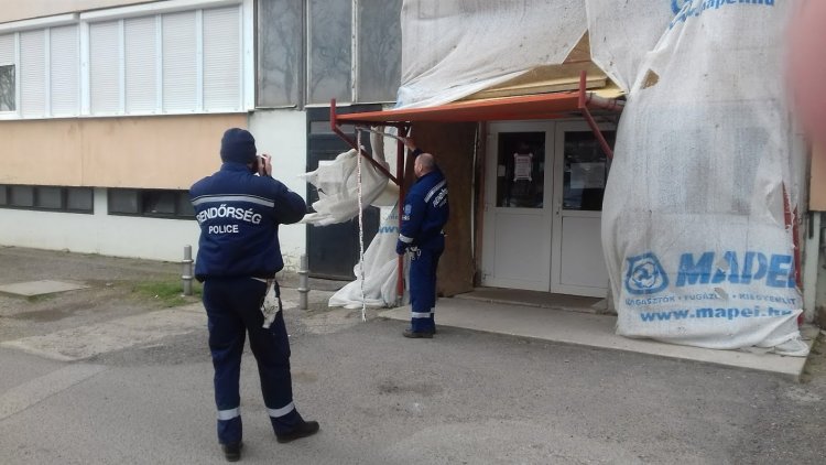 Munkaállványnak hajtott egy jármű az Árok utcán, a munkavégzést fel kellett függeszteni