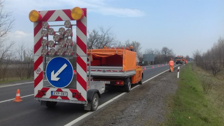 Padkarendezési munkálatokat végez a Magyar Közút a 4-es számű főúton