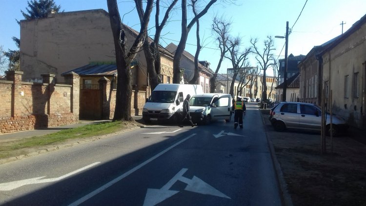 Baleset az Eötvös utcán - Két kisteherautó ütközött egymásnak