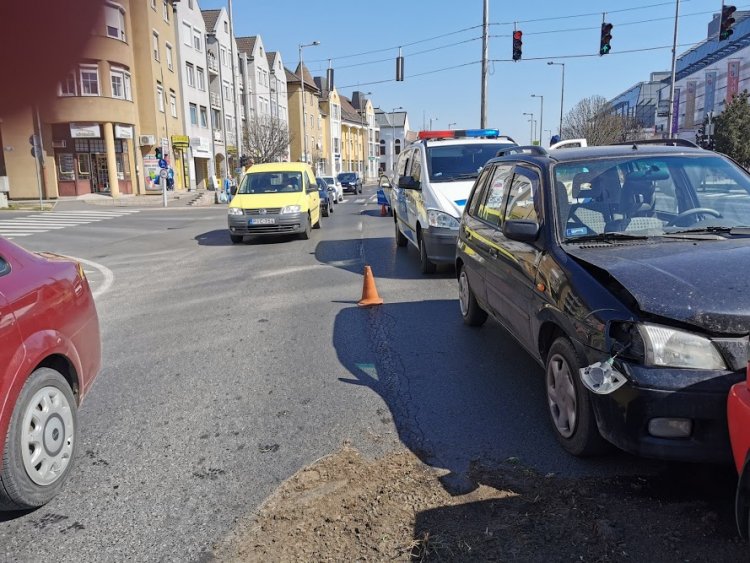 Baleset az Univezumnál –Három személygépkocsi ütközött össze