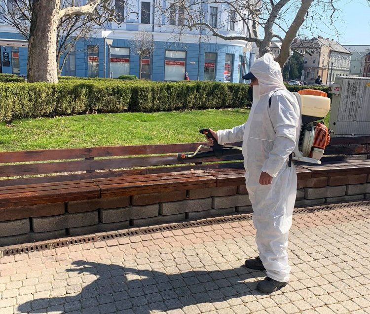 Folytatja a NYÍRVV a közterületeken lévő pihenőpadok fertőtlenítését