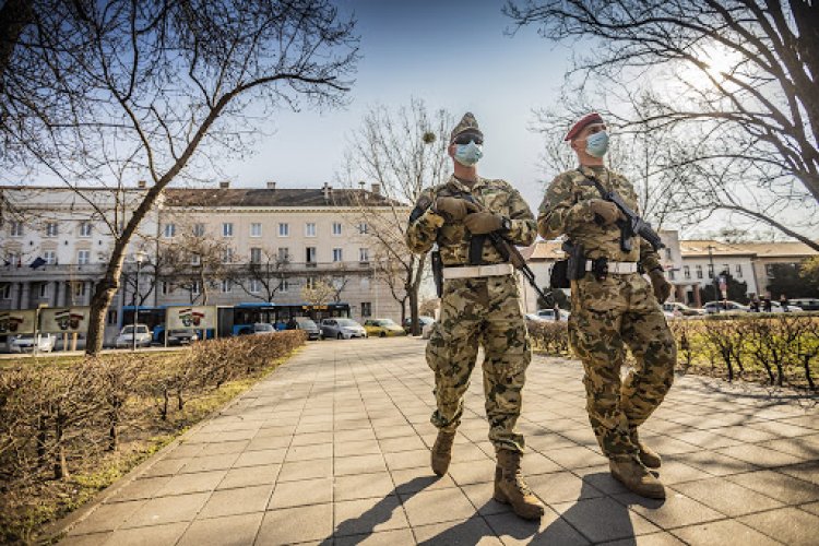 Katonák a veszélyhelyzetben: tájékoztatnak, segítséget nyújtanak, biztosítják a rendet