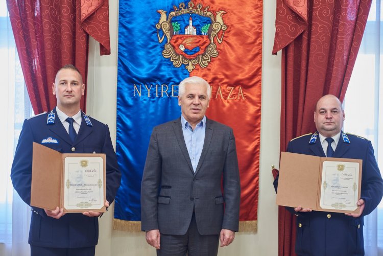  Bencs László Emléklapot és pénzjutalmat adományozott Dr. Kovács Ferenc 