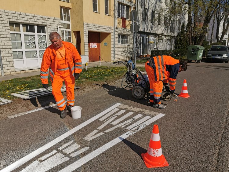 Újabb burkolatjelek festését frissítették - Ezúttal a Hunyadi utca következett