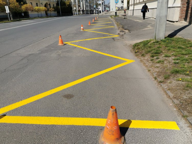 Festik Nyíregyházán a buszmegállókat - Senki ne parkoljon itt!