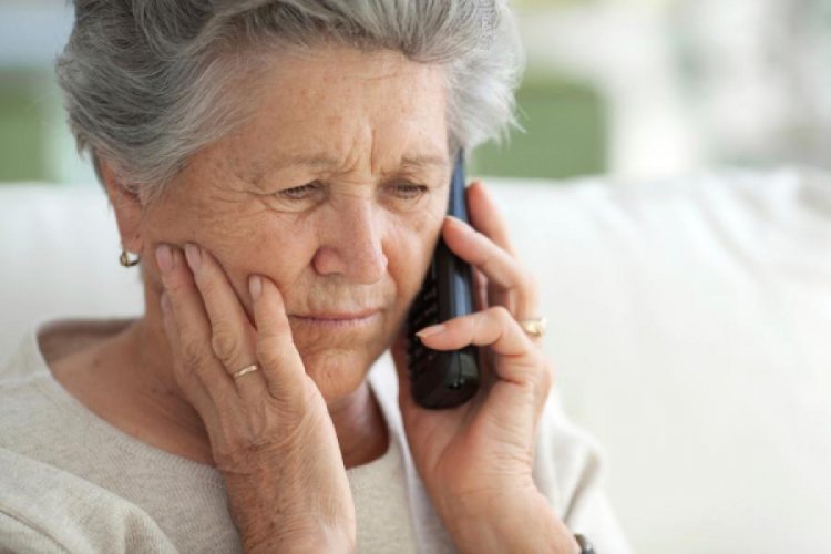 Segítség az időseknek – Újabb telefonvonal él mától a 70 év felettiek támogatására!