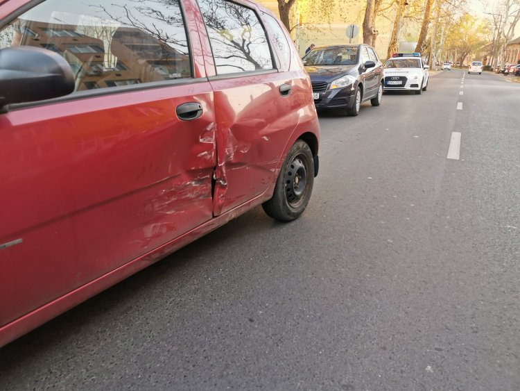 Baleset a Szarvas utcán - Két autó ütközött, anyagi kár keletkezett