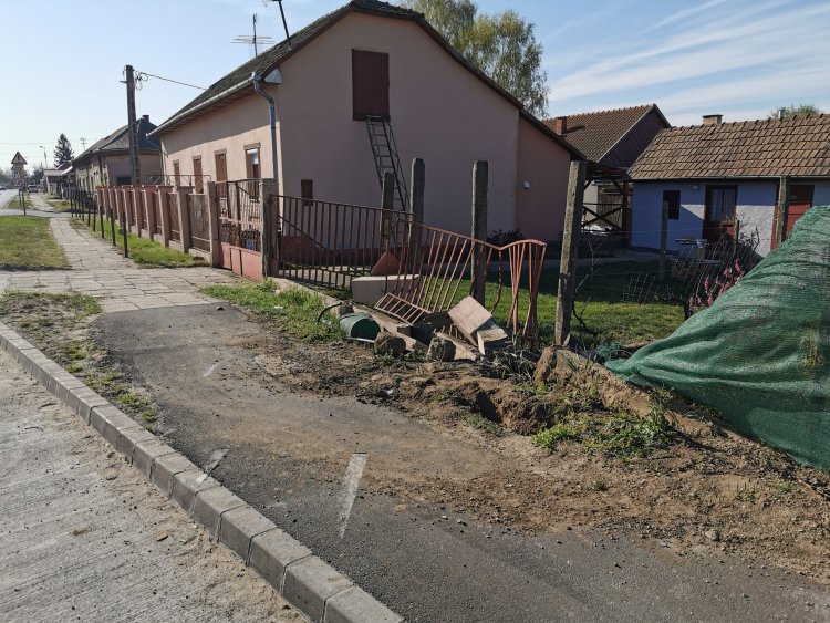 Kerítésbe hajtott egy személygépjármű a Kállói úton pénteken éjszaka