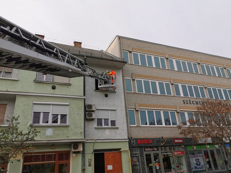 Az ablakon keresztül jutottak be a mentők, de a házban lakó életét nem lehetett megmenteni