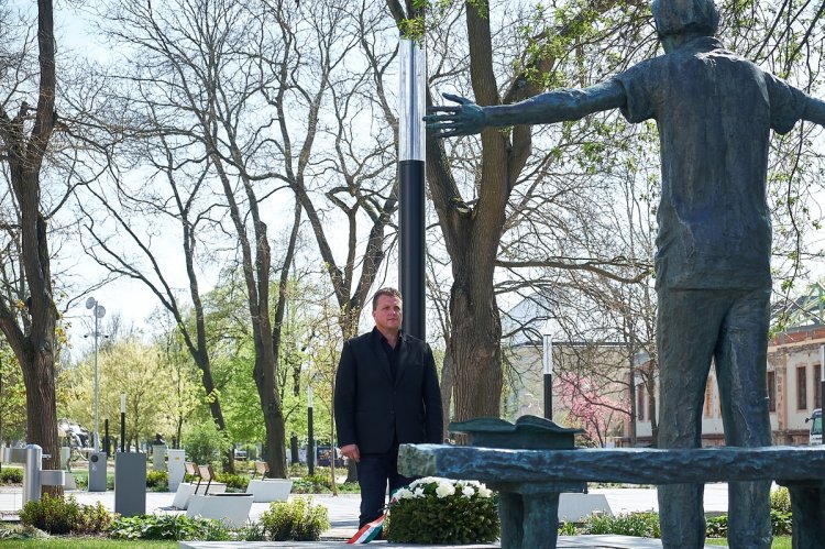 Városi főhajtás Váci Mihály előtt – 50 éve hunyt el a nyíregyházi költő-író