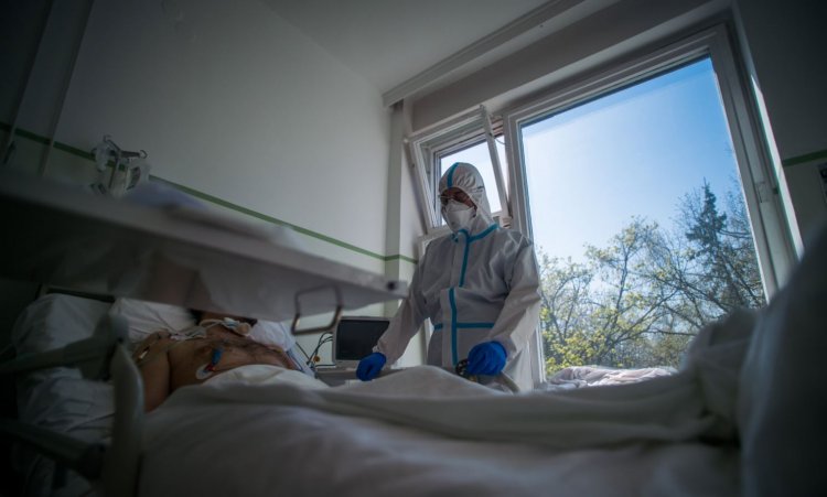 Országos tisztifőorvos: már 729 koronavírusos beteg van kórházban