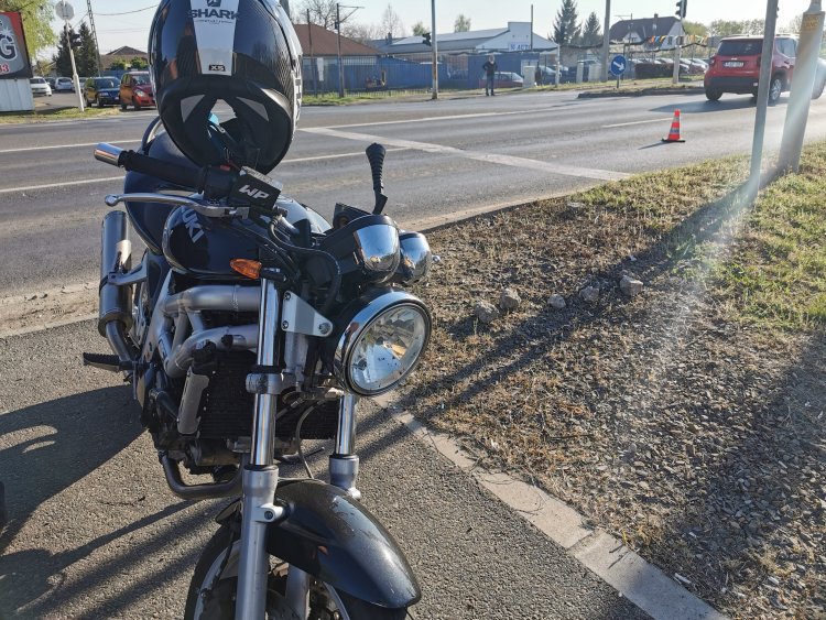 Elcsúszott egy motoros - A protektoros ruhának köszönhetően csak könnyebben sérült