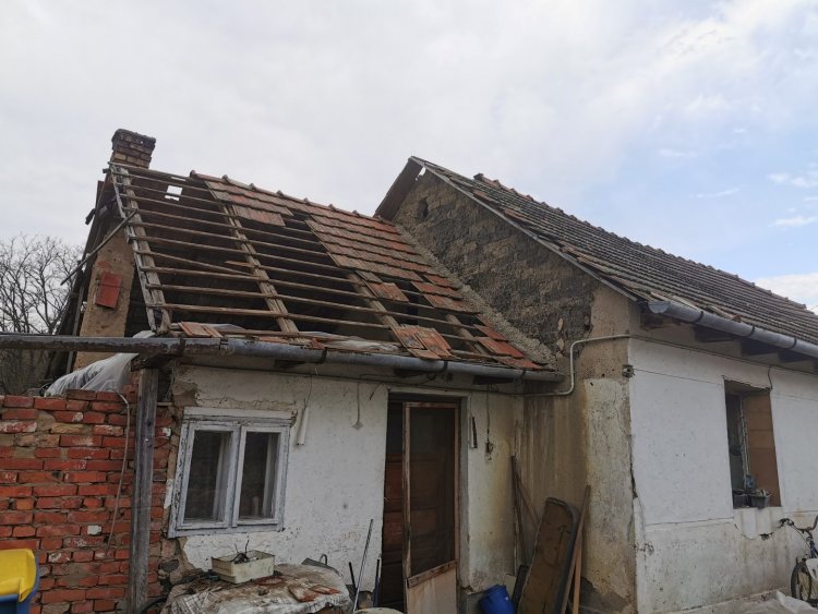 Nyírbogdányban jelentős károkat okozott a szél - Lakóépületek tetejét is megrongálta
