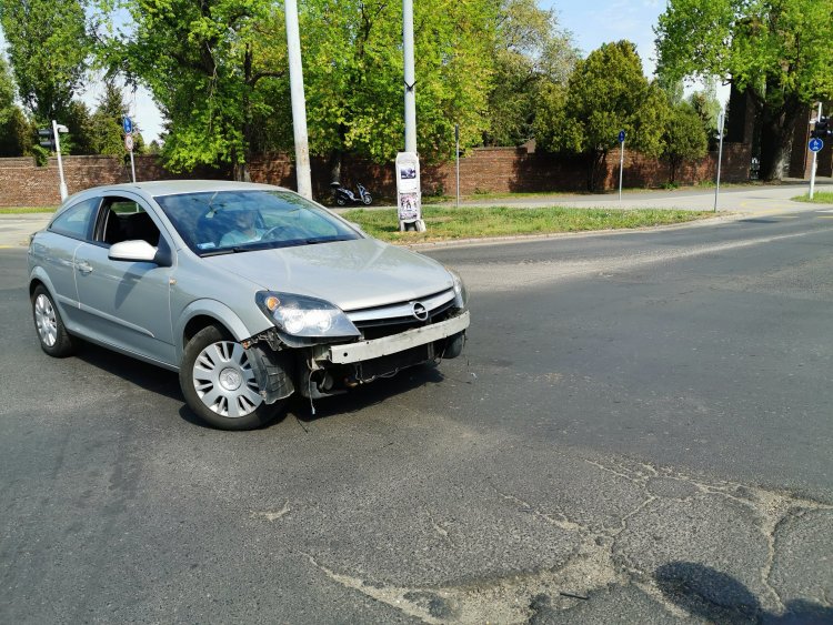 A lámpa ugyan zöld volt, de csak kanyarodni lehetett volna - Baleset lett a vége