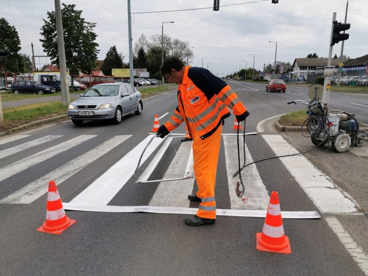 Festik az útburkolati jeleket az Orosi úton - Egy sáv el van zárva a forgalomtól