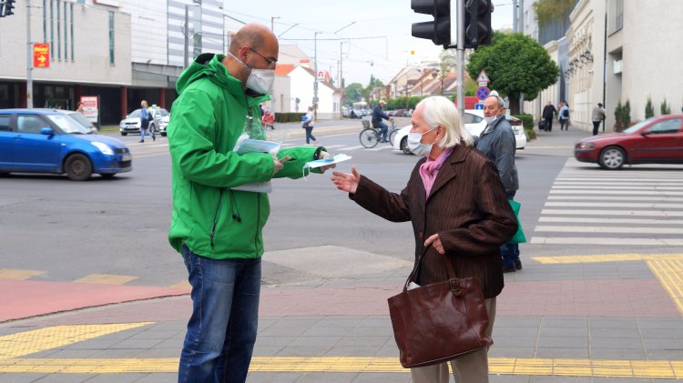 Debrecenben, Szegeden és Nyíregyházán is szájmaszkkal segít az MRSZ