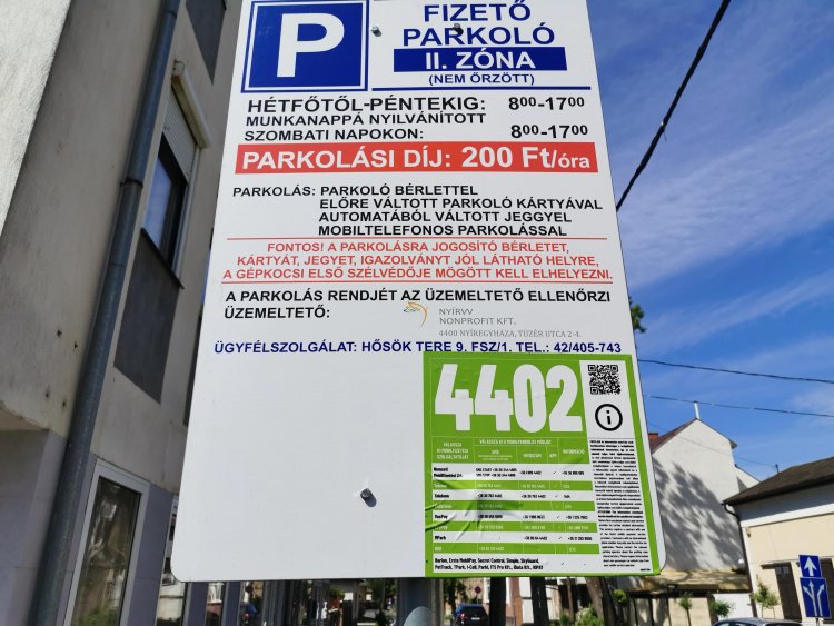 Frissítik az információs táblákat, de még nem kell fizetni a parkolásért